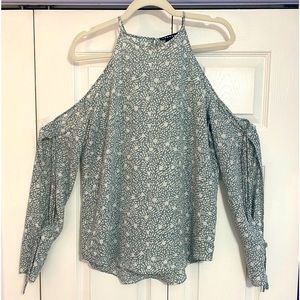 Women's Trouve Blue and white patterned blouse size M Brand new